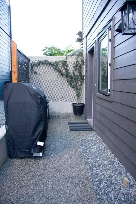M&M'S Maple Bay Mountain Guesthouse - Licensed Duncan Bagian luar foto
