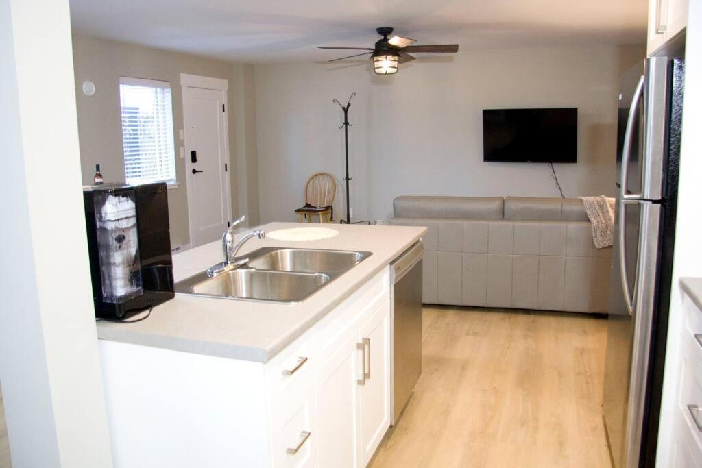 M&M'S Maple Bay Mountain Guesthouse - Licensed Duncan Bagian luar foto