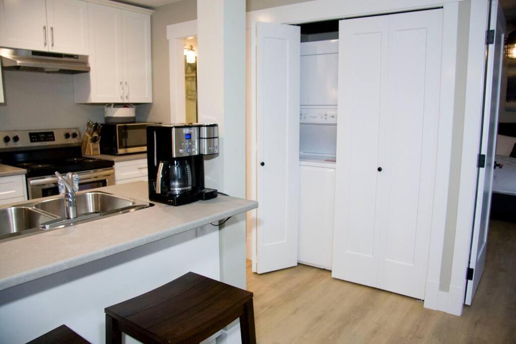 M&M'S Maple Bay Mountain Guesthouse - Licensed Duncan Bagian luar foto