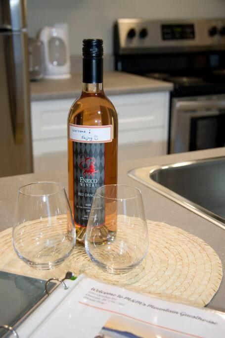 M&M'S Maple Bay Mountain Guesthouse - Licensed Duncan Bagian luar foto