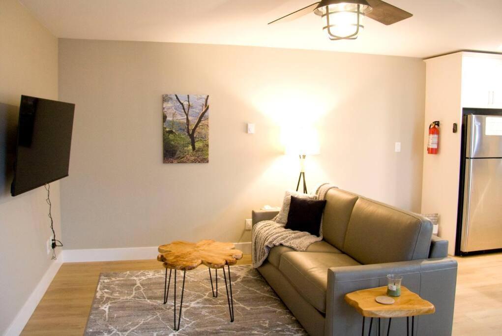 M&M'S Maple Bay Mountain Guesthouse - Licensed Duncan Bagian luar foto